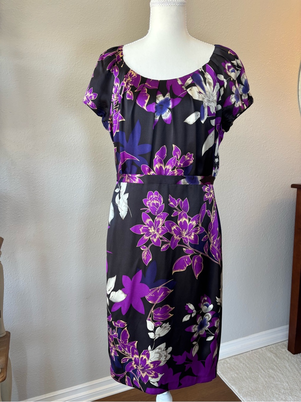 Elie Tahari 100% Silk Dark Floral Sheath Dress Size Medium Career Cocktail